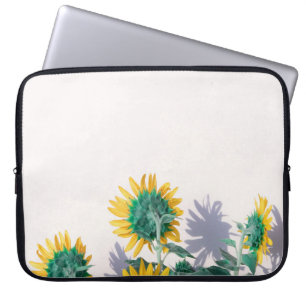 Capa Para Notebook Flores azuis e amarelas na parede branca