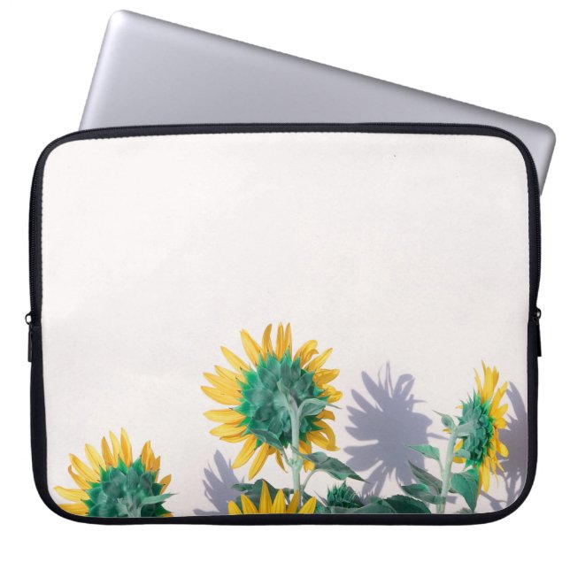 Capa Para Notebook Flores azuis e amarelas na parede branca (Frente)