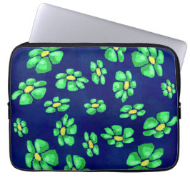 Capa Para Notebook Flores Brancas Verdes Aspiram em Fundo Azul