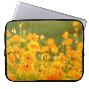 Capa Para Notebook Flores Cosmos no campo da província de Lumphun co