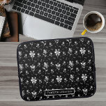 Capa Para Notebook Flores Metálicas Negra, Nome do Padrão Floral Prat<br><div class="desc">Essa bolsa de laptop personalizada apresenta flores metálicas de aparência e deixa aquela pop no fundo preto. As pérolas como as miçanga fazem disso uma design única e moderna que faz uma declaração. Para alterar o nome,  clique no botão personalizar. A IA é usada nesta design.</div>