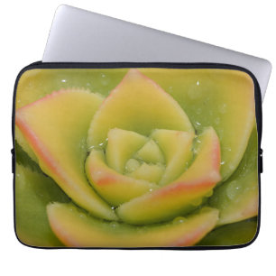 Capa Para Notebook Florescimento Esmeralda: Joia Líquida da Natureza