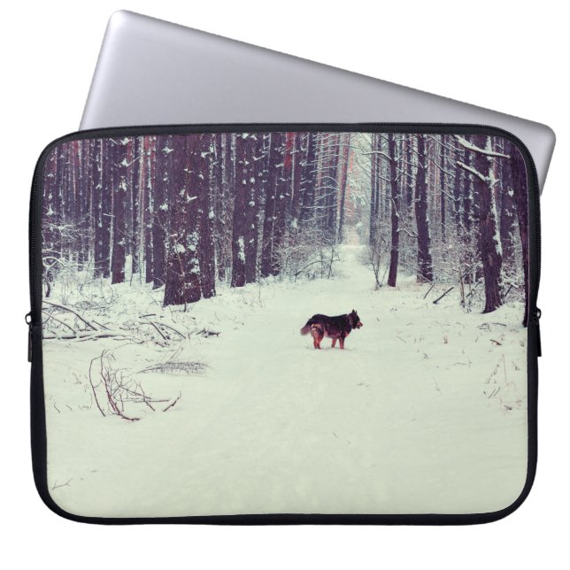 Capa Para Notebook Floresta de pinheiro de neve, cachorro caminhando  (Frente)