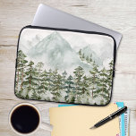 Capa Para Notebook Floresta de Pinheiros e Montanhas<br><div class="desc">Proteja o seu laptop com estilo com a nossa Bolsa de laptop Pine Forest e Mountain Watercolor. Esta design combina a beleza da natureza com a praticidade de uma manga protetora. Quer você seja um amante da natureza ou simplesmente aprecie uma trabalho de arte surpreendente, esta bolsa de laptop é...</div>