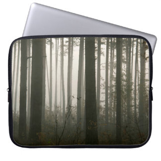 Capa Para Notebook floresta e silhuetas de árvores na natureza