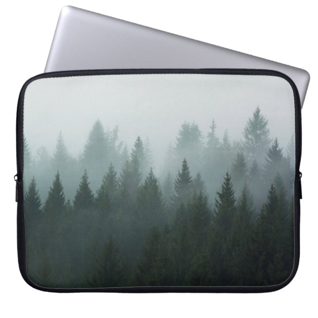 Capa Para Notebook Floresta na neblina matinal na montanha. Spruce (Frente)