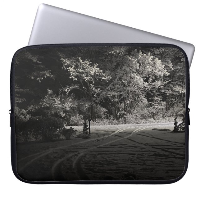 Capa Para Notebook Floresta Nevada à Noite (Frente)