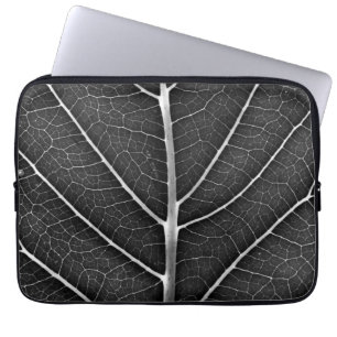 Capa Para Notebook Folha brilhante em preto e branco close-up