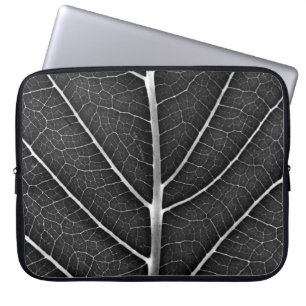 Capa Para Notebook Folha brilhante em preto e branco close-up