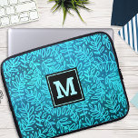 Capa Para Notebook Folha de turquesa monograma em negrito tipografia<br><div class="desc">Uma cor damasco foliar azul-azul-azul-azul-azul-azul em um fundo rico e profundo de textura turquesa enfeita esta bolsa de laptop neoprene moderna, moderna e monificada. Personalize esta manga elegante com o seu monograma inicial. Faz uma declaração de chic e na moda cada vez que você a usa. Esta bolsa de laptop...</div>