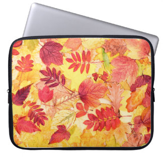 Capa Para Notebook Folhas coloridas do outono. Padrão de folhas caído