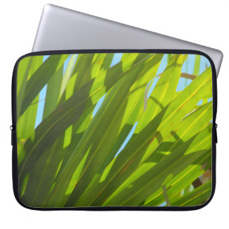 Capa Para Notebook Folhas verdes, luz solar e céu azul