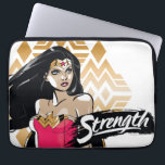Capa Para Notebook Força da Mulher Maravilha<br><div class="desc">Veja a Mulher Maravilha em frente ao padrão tribal do logotipo com "Força" escrita sobre um traço de pincel pintado.</div>