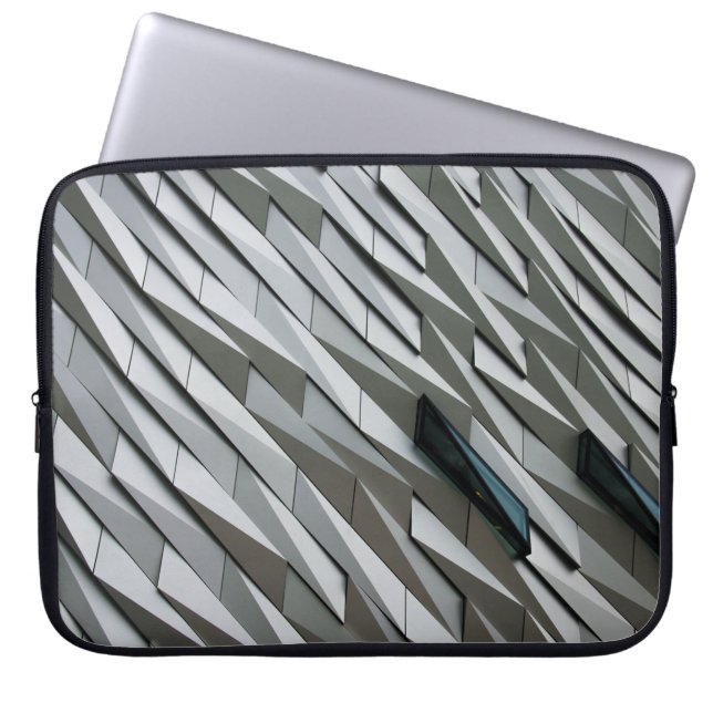 Capa Para Notebook Formas de abstrato sem embate em uma fachada de pr (Frente)
