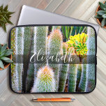 Capa Para Notebook Foto cactos de felpudo verde adiciona seu nome scr<br><div class="desc">Estes cactos verdes, felpudo de pontas laranja, vão fazer-vos sonhar com os dias ensolarados e com a atmosfera pacífica de um jardim de Verão, sempre que usarem esta fotografia deslumbrante, o nome personalizado neoprene bolsa de laptop. Esta bolsa de laptop tem três tamanhos: 15", 13" e 10". Faz um presente...</div>
