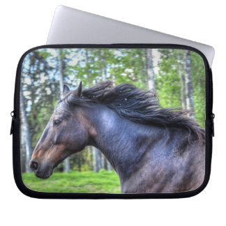 Capa Para Notebook Foto de Cavalo Percheron Preto em Execução