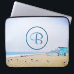 Capa Para Notebook Foto do Monograma California Beach Lifeguard Booth<br><div class="desc">Relaxe, respire, e explore a solidão de uma praia vazia da Califórnia com esta espantosa bolsa de laptop de neoprene monograma, de cor pastel. Esta bolsa de laptop tem três tamanhos: 15", 13" e 10". Faz um presente de excelente para alguém especial! Basta digitar a letra do monograma de sua...</div>