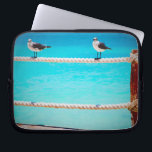 Capa Para Notebook Foto do oceano de turquesa de aves de praia de gai<br><div class="desc">Há boas vibrações por toda a parte sempre que usamos esta fotografia brincalhona, bolsa de laptop neoprena de gaivotas brancas e cinzas felizes relaxando numa cerca de corda contra o oceano de turquesa. Esta bolsa de laptop tem três tamanhos: 15", 13" e 10". Faz um presente de excelente para alguém...</div>