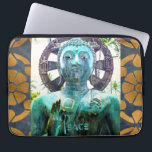 Capa Para Notebook Foto Dourada do Mosaico da Estátua Buda Turquesa d<br><div class="desc">"Paz." Eu descobri alegremente esta estátua Asiática Buda em um ambiente exuberante de jardim havaiano, exuando paz e solidão. Tome um momento para relaxar enquanto você usa esta bolsa de laptop especial de neopreno para fotografia. Esta bolsa de laptop tem três tamanhos: 15", 13" e 10. Faz um excelente de...</div>