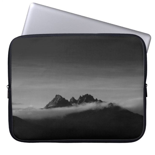 CAPA PARA NOTEBOOK FOTO GRAYSCALE DA MONTANHA COBERTA COM NUVENS (Frente)