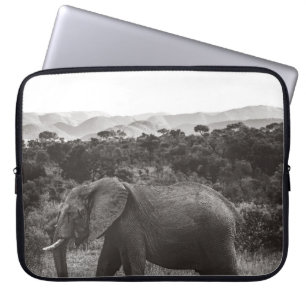 CAPA PARA NOTEBOOK FOTO GRAYSCALE DE CINZA ELEFANTE PERTO DAS ÁRVORE