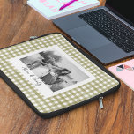 Capa Para Notebook Foto personalizada da Xadrez Sage Green Gingham<br><div class="desc">Carregue sua própria foto e adicione seu próprio texto personalizado para criar que você é o próprio presente de manutenção. Sua foto e legenda são dentro de um quadro branco contra um fundo de xadrez verde-gingham bonito.</div>