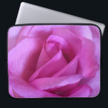 Capa Para Notebook Foto roxa rosa púrpura, simples, ousada, moderna<br><div class="desc">Uma foto de perto de uma rosa roxa-rosa-púrpura vibrante faz você querer "parar e cheirar as flores". Relaxe e inale a beleza desta fotografia sempre que você usa esta impressionante bolsa de laptop neoprena fotográfica. Esta bolsa de laptop tem três tamanhos: 15", 13" e 10". Faz um presente de excelente...</div>