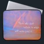 Capa Para Notebook Foto Sunset do Arco-Íris Azul Laranja Acredita em<br><div class="desc">"Aqueles que não acreditam na magia nunca a encontrarão." Inspire-se com esta bolsa de laptop neoprene da fotografia motivacional de um arco-íris aninhado num pôr do sol azul, rosa e laranja suavemente iluminado. Esta bolsa de laptop tem três tamanhos: 15", 13" e 10". Faz um excelente de presente para alguém...</div>