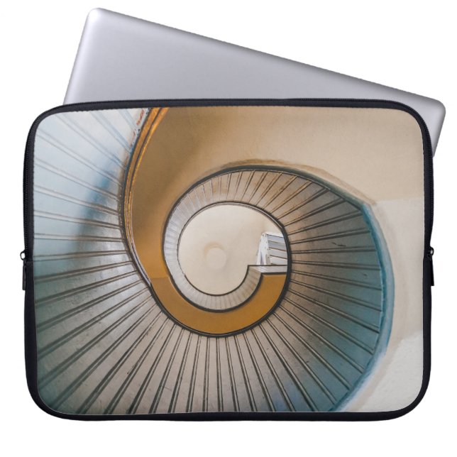 Capa Para Notebook Fotografia de baixo ângulo da escada espiral (Frente)