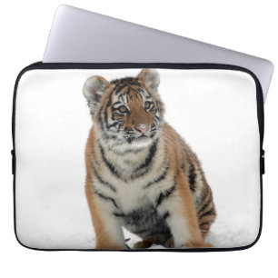 Capa Para Notebook Fotografia de um Filhote de Tigre na Neve
