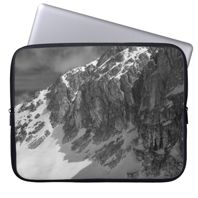 CAPA PARA NOTEBOOK FOTOGRAFIA GRAYSCALE DA MONTANHA (Frente)
