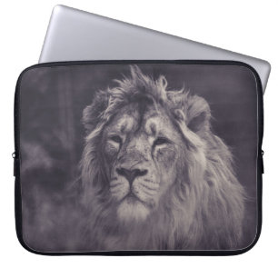 CAPA PARA NOTEBOOK FOTOGRAFIA GRAYSCALE DE LÍON