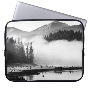 CAPA PARA NOTEBOOK FOTOGRAFIA GRAYSCALE DO LAGO PERTO DAS PINAS