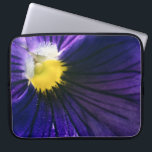 Capa Para Notebook Fotografia macro pansy elegante<br><div class="desc">Bolsa de laptop moderna e elegante,  com uma macro fotografia original de uma linda flor pansy púrpura e amarela</div>