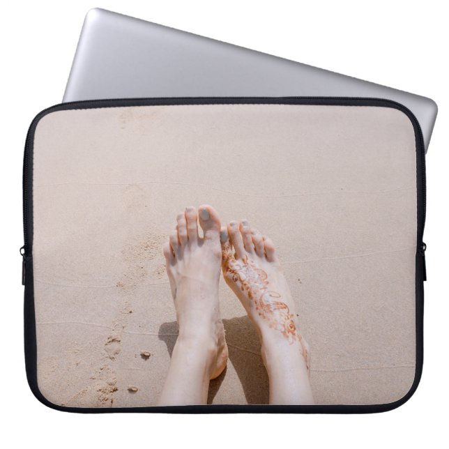 Capa Para Notebook Fotografia seletiva dos pés com tatuagem em (Frente)