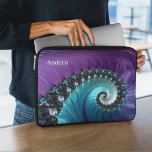 Capa Para Notebook Fractal Espiral Belo Gradiente de Turquesa Roxo<br><div class="desc">Esta bela caixa de laptop personalizada apresenta um design fractal abstrato espiral em tons roxos e turquesas. presente de excelente para amantes fractais,  estudantes de matemática ou professores.</div>