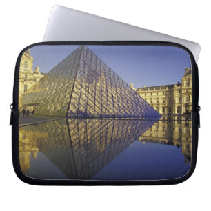 Capa Para Notebook FRANÇA, Paris Reflexão, Pirâmide. O Louvre