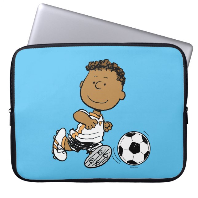 Capa Para Notebook Franklin Jogando Futebol (Frente)