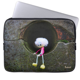 Capa Para Notebook Fubby poppetje dat in een muur zit.