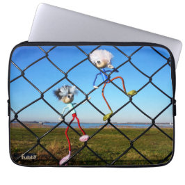 Capa Para Notebook Fubby's die een hek beklimmen.