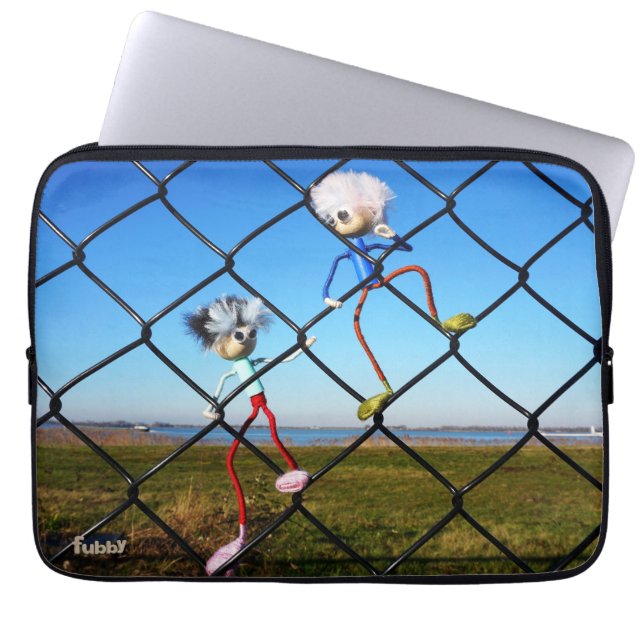 Capa Para Notebook Fubby's die een hek beklimmen. (Frente)