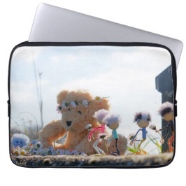 Capa Para Notebook Fubby's die madeliefjes naar een Beer brengen.