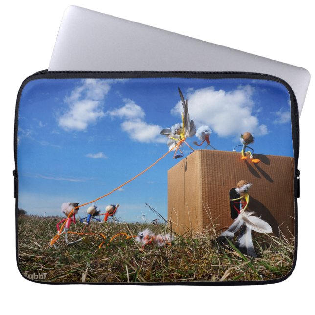 Capa Para Notebook Fubby's die spelen met veren en vliegen. (Frente)