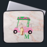 Capa Para Notebook Gal de Golf Chic, Marble Dourada rosa<br><div class="desc">Um charmoso carrinho de golfe — rosa e verde — feito com gosto — pronto para correr — nesta bolsa de laptop chique. — Este é um presente de excelente para todos os amantes de golfe — divertido / atraente / único. Personalize-o com as suas iniciais/monograma. Se tiver alguma pergunta...</div>