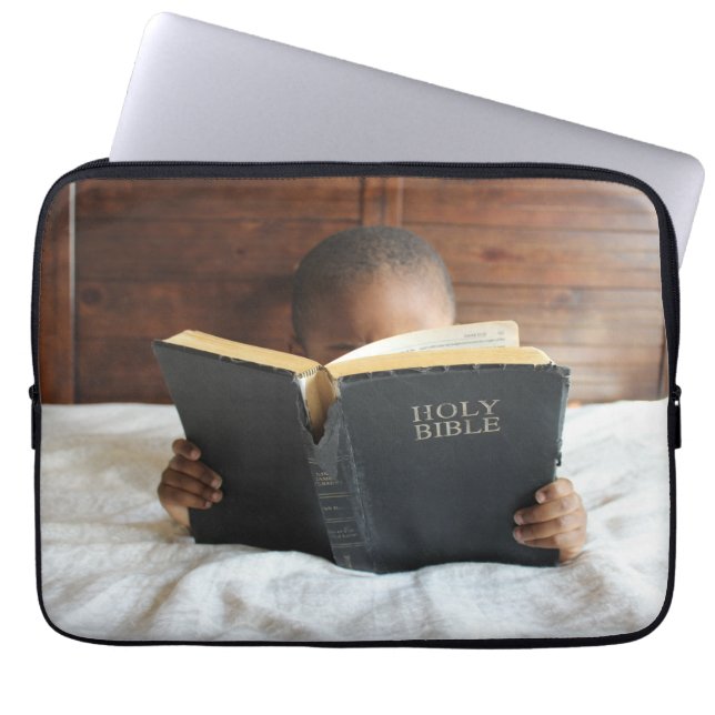 Capa Para Notebook Garoto lendo a Bíblia Sagrada (Frente)