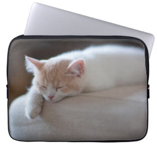 Capa Para Notebook Gatinho bege e branco cansado