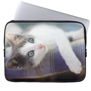 Capa Para Notebook Gatinho doce na cama da xadrez