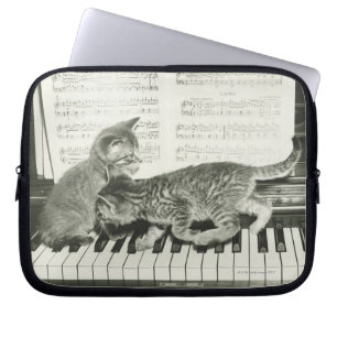 Capa Para Notebook Gatinho dois que joga no teclado de piano, (B&W)