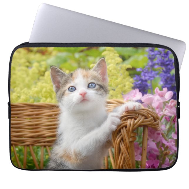 Capa Para Notebook Gatinho Gato Nosy Bonito num Jardim Flor (Frente)