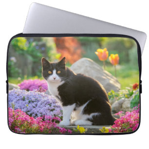 Capa Para Notebook Gato branco preto e bonito em um jardim de flores